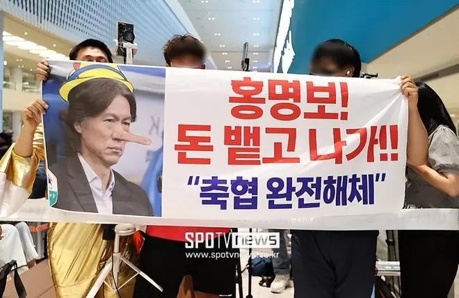 洪明甫凌晨回韩国遭围堵,被P成长鼻子匹诺曹,郑梦奎被丢口香糖
