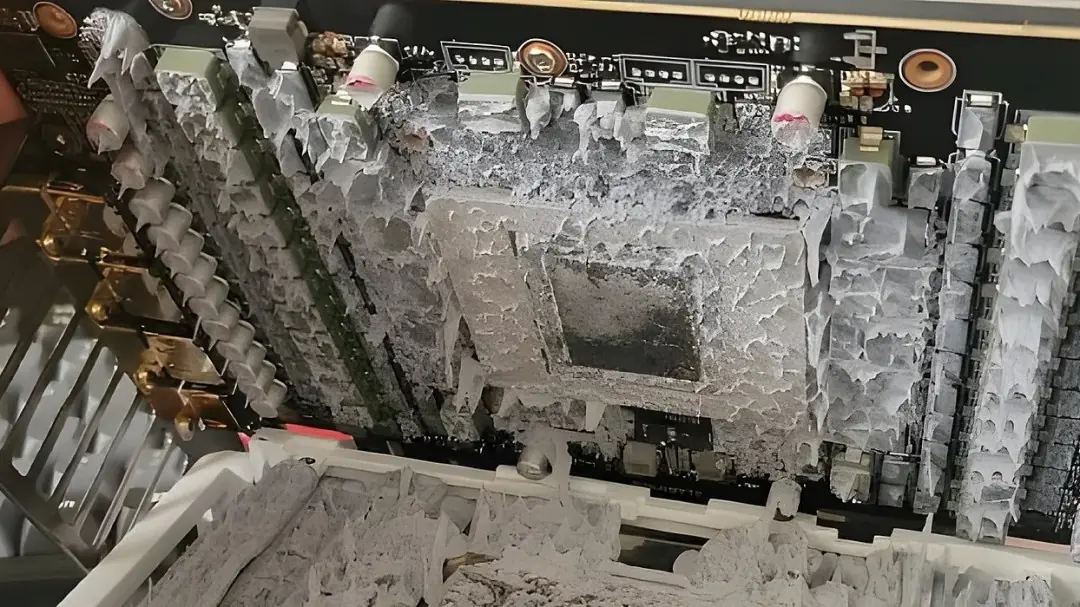 高端显卡品控这么差?RTX5090硅脂溢出还降不了温