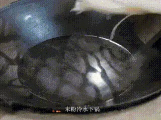 大到溢出屏幕了 动图 她说了什么雪白雪白的话啊