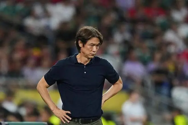敷衍!洪明甫念完95秒辞职稿就逃离 韩国球迷怒喷:2年工资吐出来