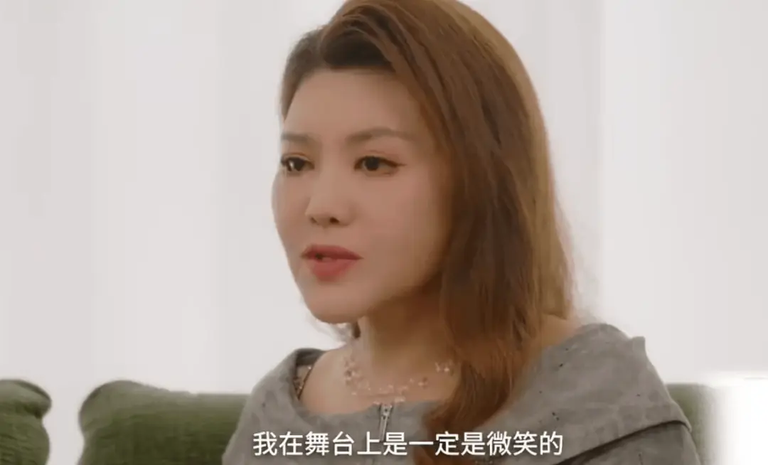 乌兰图雅回应 “半永久嬉皮笑脸” 争议:舞台演唱我始终保持微笑