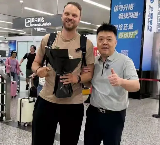 山西新主帅布扎斯已抵太原!球迷接机,采访强调适应+学习中文!
