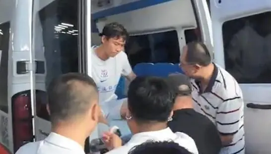 申花后卫金顺凯肋骨骨折,记者:通常来讲康复期大约3个月