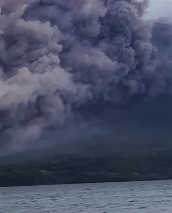 突发异象!樱岛火山大规模喷发 火山灰覆盖市区中心