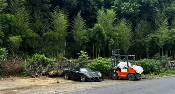 杭州小和山惊现“报废”路特斯跑车!吸引大量游客打卡