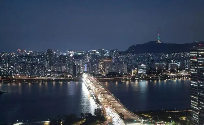 韩国一网红博主利用AI眼镜,仅用时18分钟就答完了一份高考模拟卷,且整套考卷只因“扫描识别偏差”答错一题,这让韩国各地学校如临大敌