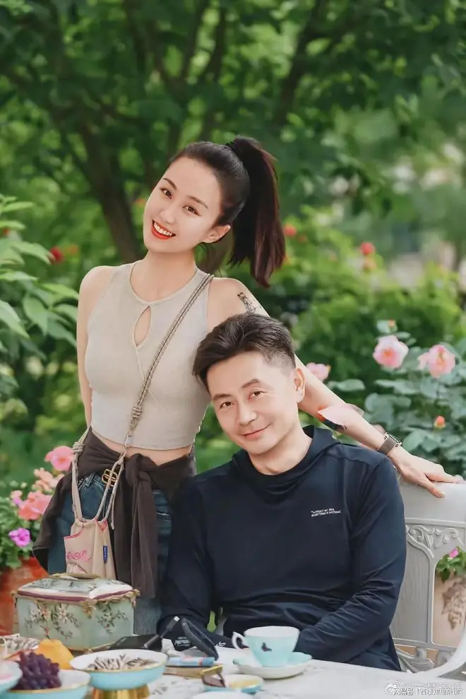 她和杨紫是同学,毕业就嫁给了导演李雪,26岁就儿女双全了!