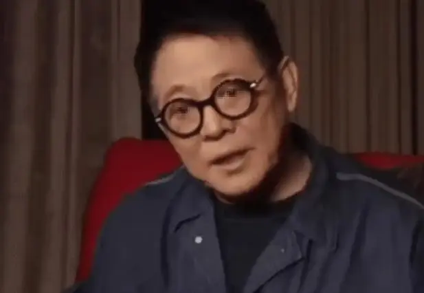 李连杰首度公开回应不管前妻两女儿：她们曾被送回北京由奶奶带大，但利智给前妻女儿买房留钱到100岁