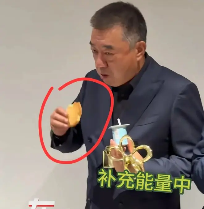 老演员实在太朴实无华了！董勇获白玉兰：攥奖杯啃桃酥