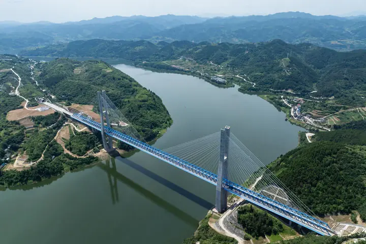 四条钢铁巨龙铺展秦巴,为“中国道路”作注脚