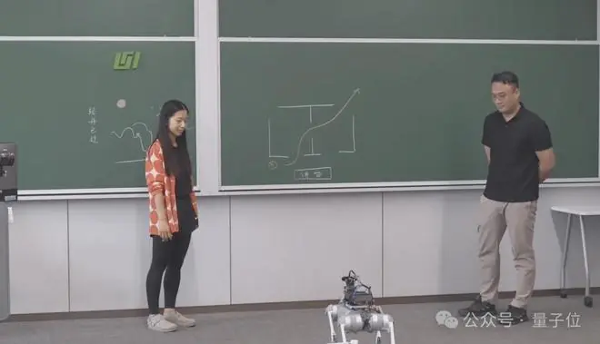 机器狗指挥人类用天平称重!清华现场演示:无脚本,任务随机,观众即兴出题