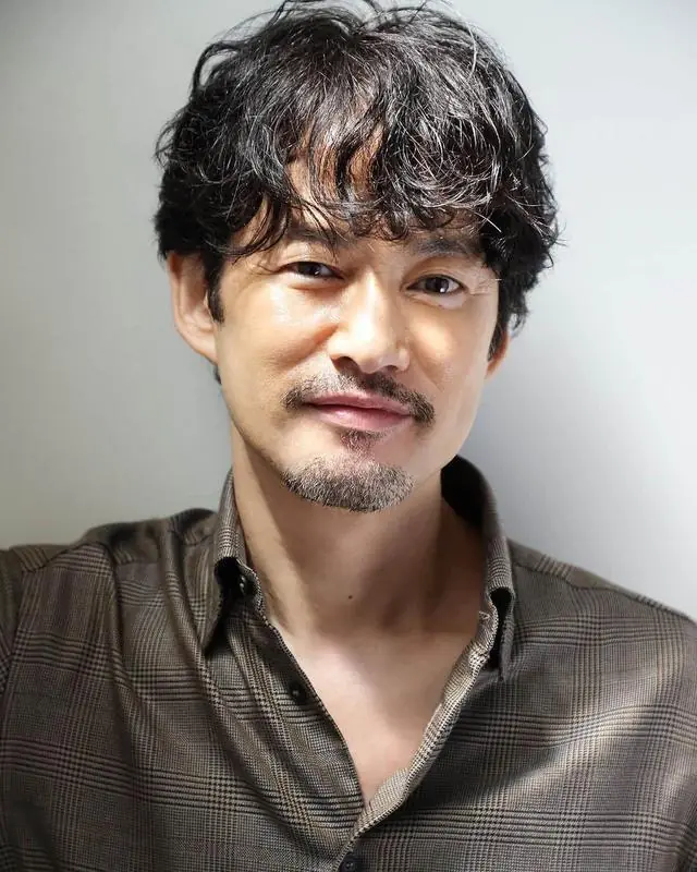 竹野内丰无眉油头太惊悚!《气体人》造型网吓疯:完全认不出来