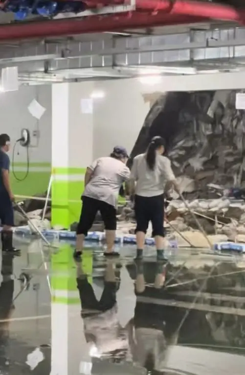 沈阳一小区地下车库墙体暴雨中坍塌,露出大量生活垃圾引发业主质疑;物业称墙体为空心砖,垃圾系前期填埋