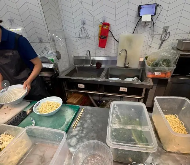 南昌一盒马门店被指后厨工作人员在清洗池泡发粉丝，抹布紧邻食材，全程徒手操作；消费者：吃完心里很膈应，市监部门：门店已落实整改