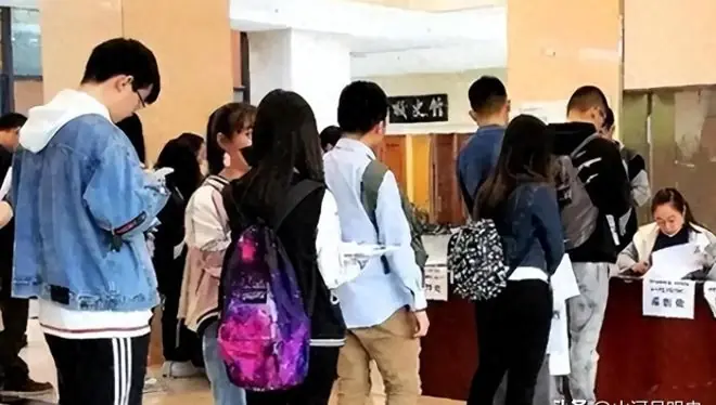 近70万海归挤回国,海归硕士求职被一句“我们不承认”给堵了回去