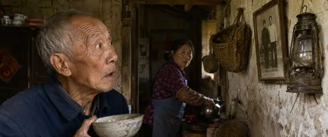 四川一位老伯到农妇家中讨水喝,农妇好心去取水,突然老伯看到墙上挂的东西,脸色大变!