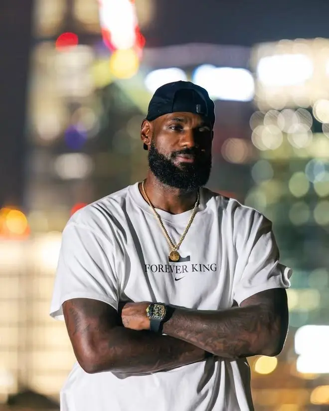 詹姆斯为何不退役?韦德评价一针见血,别把NBA的球队当傻子