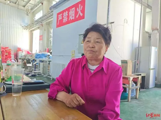 跨越3000公里追讨“仅退款”,65岁女老板为省钱买了张无座火车票丨在场
