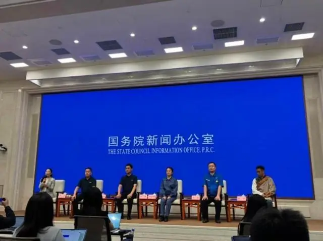 “手撕钢”如何炼成、“闪电”机器人半马夺冠有何秘诀?这场国新办发布会一一揭秘