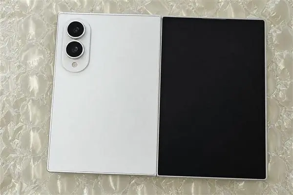安卓首款阔折叠!三星Galaxy Z Fold8进驻官方门店:外观敲定