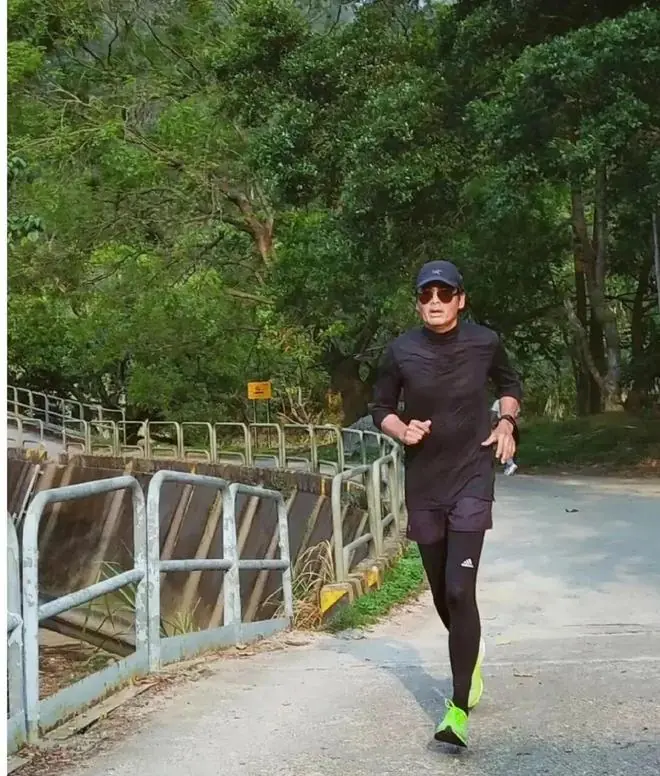 在香港,爱跑步的人除了周润发,还有一个徐濠萦,全马345,人称“肯尼亚徐”