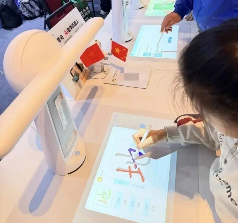 智能学习机哪个品牌辅导效果好?宾果智慧光化解家长陪读难题