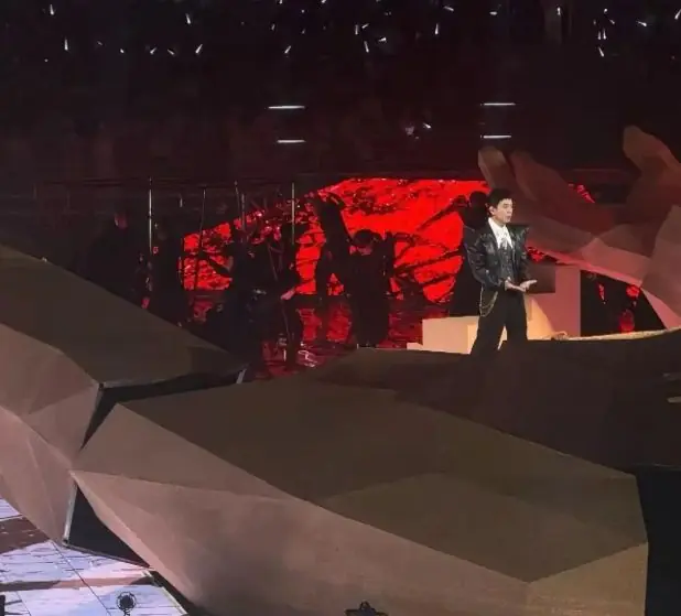应采儿坦言58岁陈小春跑商演倍感疲惫,俩儿子年学费近百万,网友直言:不来大陆港星难扛家庭重担