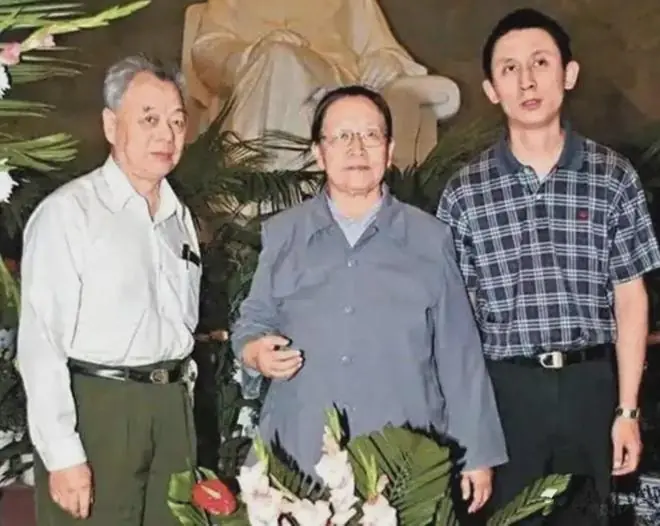 江青墓地简陋寒酸:看了碑文,就能明白李讷的苦心和无奈