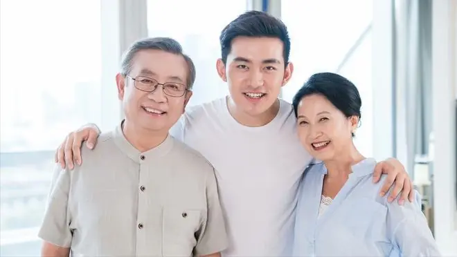 “儿子你工资4万,凭啥不敢和她离婚”凤凰男一句话母亲哑口无言