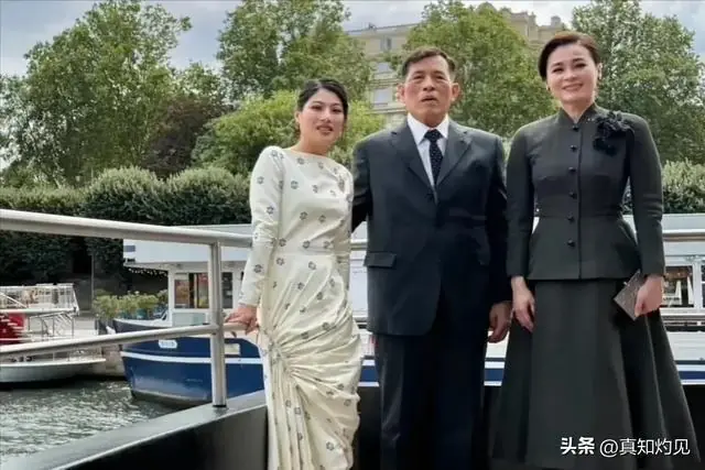泰国一家三口游塞纳河,苏提达被思蕊梵抢了风头?说实话输得不冤