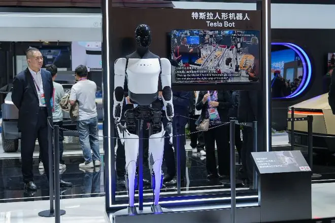 马斯克探访人形机器人产线,重申初期生产会极其缓慢