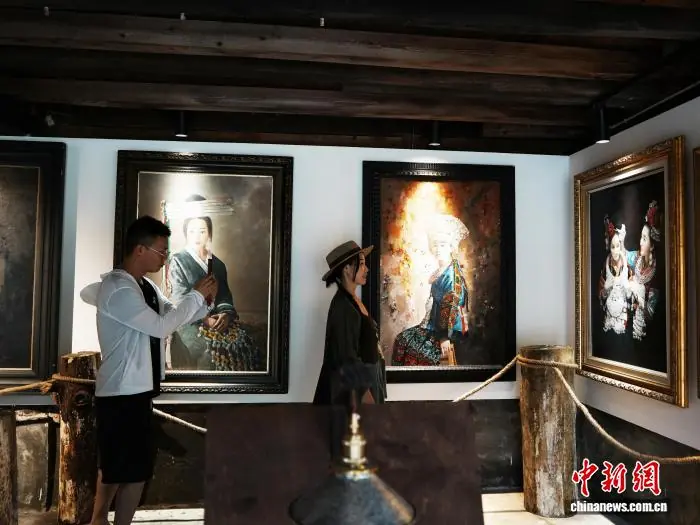 2026年6月，游客在贵州雷山县乌东苗寨“大山里的美术馆”参观拍照。中新社记者 周燕玲 摄