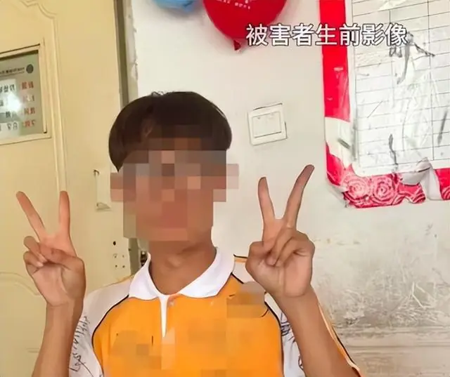 内蒙古16岁高中生在巷子里拍门玩闹后遭捅杀,遇害者母亲:当晚儿子与同学庆祝田径运动会第一名,出事前刚过完16周岁生日,是家中独子