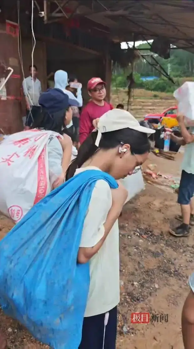 实探广西六蓝水库“孤岛村”:道路中断,村民称淤泥淹到大腿,另有村民称两名亲戚被冲走,已找到一具遗体