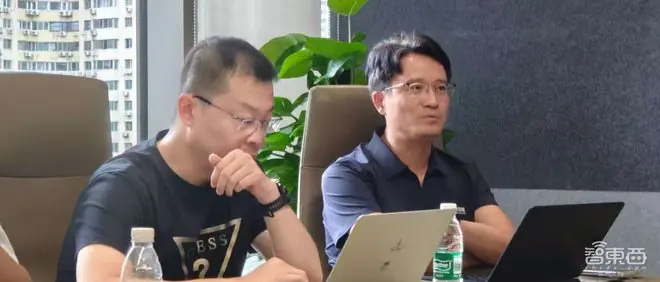 百融智能4款AI新品亮相WAIC!推出录音卡、工作手机,预告智能戒指