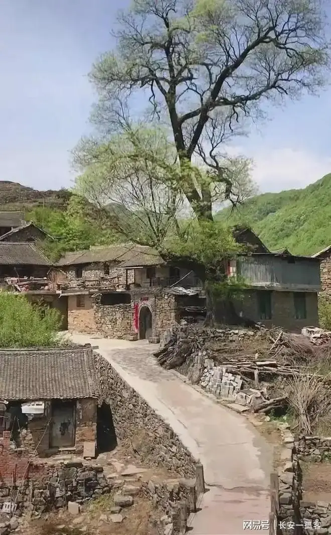 他们枉为人父人母,一个禽兽般侵犯两个年幼女儿,一个忍着不作声