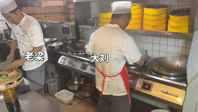 厨师忘关油锅致餐馆失火严重受损,写下“每月扣3000元工资直到赔清为止”欠条被老板撕掉:意外谁也不想发生,继续好好干一起面对未来