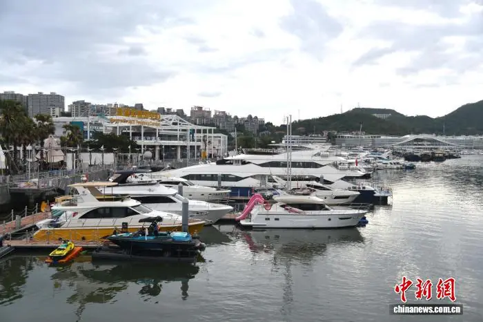 南海热带低压趋近海南岛 三亚多家景区调整运营