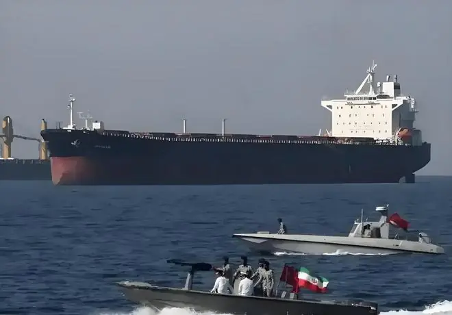 一觉醒来,中国油轮在波斯湾遇袭!这不是误炸,是有人想“破窗”