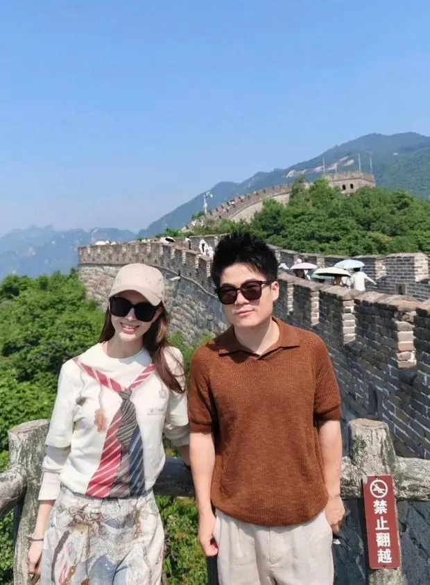 董宇辉成功追星周杰伦晒合照 陪伴昆凌和孩子们爬长城
