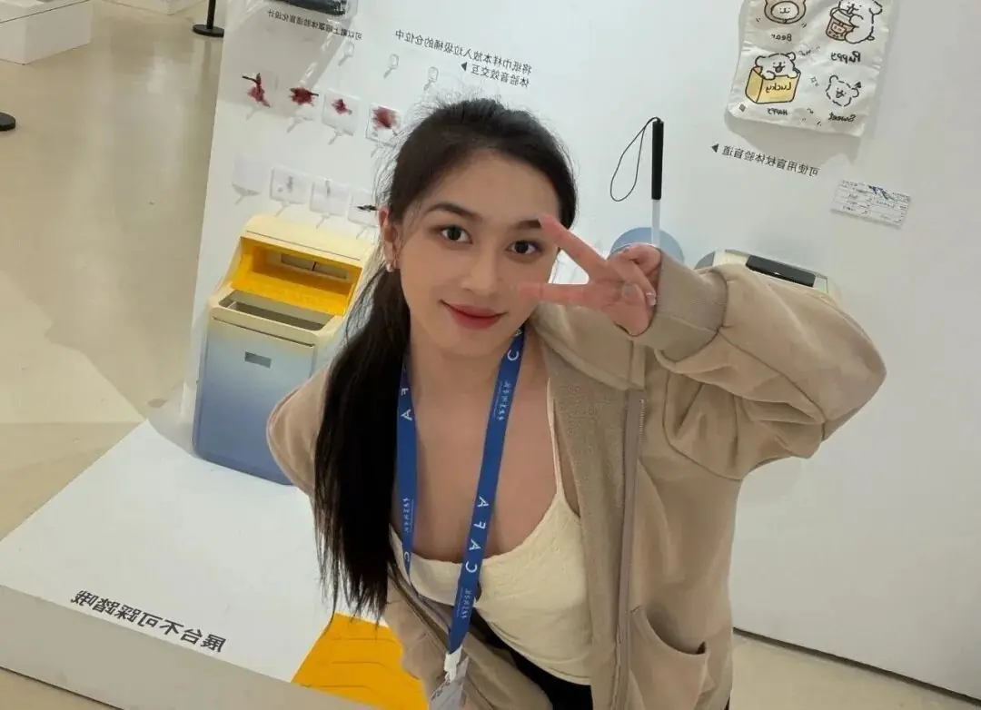 她把卫生间的垃圾桶搬进了央美毕业展