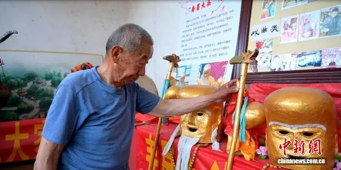 山西祁县六旬老人的“非遗变形记”:田间弃物如何“长”出寿星大头