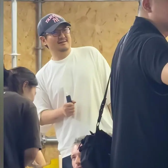沈腾一家现身阿那亚,43岁王琦体型富态吃得多,7岁儿子身高出众