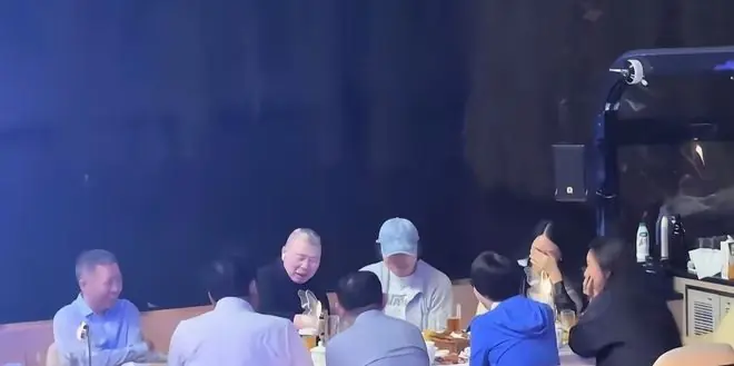 灾情当前冯小刚游艇酣饮:观众反感的绝非享乐,是居高临下的疏离
