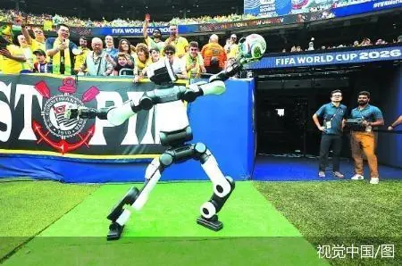 人形机器人首度亮相世界杯