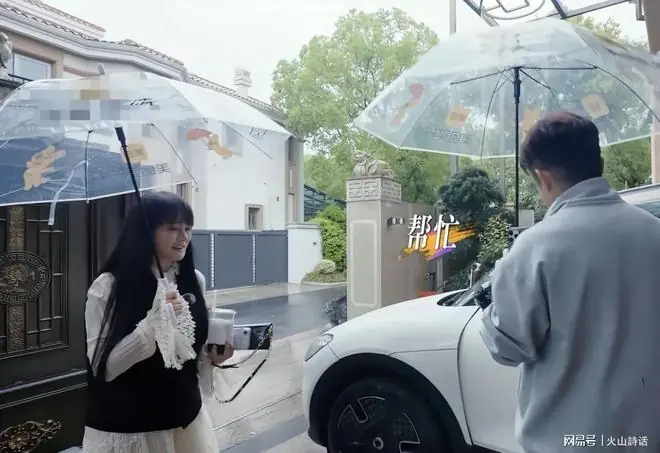 悲哀!邹市明和冉莹颖出门卖房,为妻子拉车门引其质疑,邹市明:你的良心都让狗给吃了
