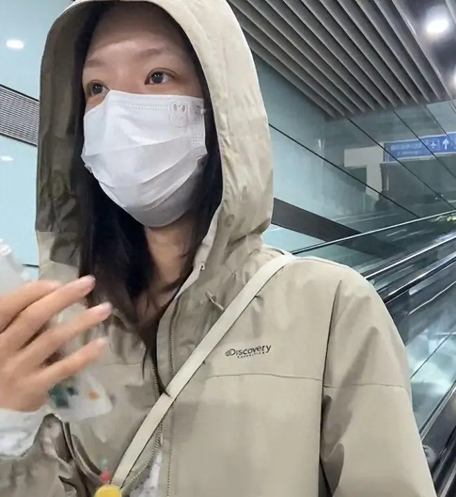 26岁任敏呼伦贝尔被偶遇,穿蒙古袍喂羊被拱,皮肤白皙蒜头鼻抢镜