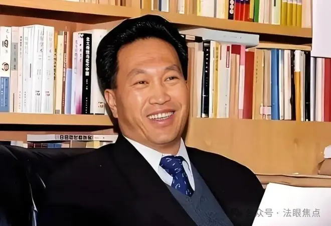 他出门女秘书相伴,非法敛财100亿!从狂妄巨富到阶下囚