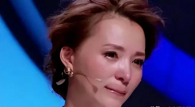 丈夫暴雷后,一纸告别,53岁董卿再迎噩耗,淡出央视原因真相大白