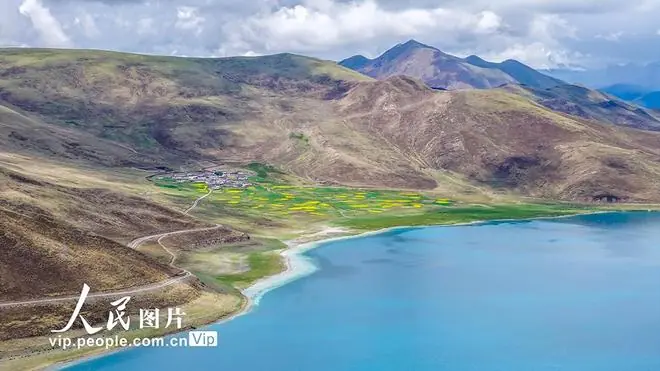 西藏山南:羊卓雍措景色壮美